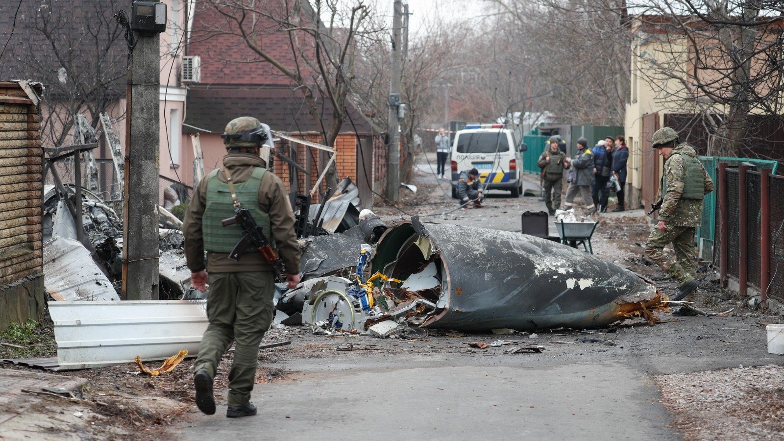 Milicianos ucranianos vigilan la calles de Kiev