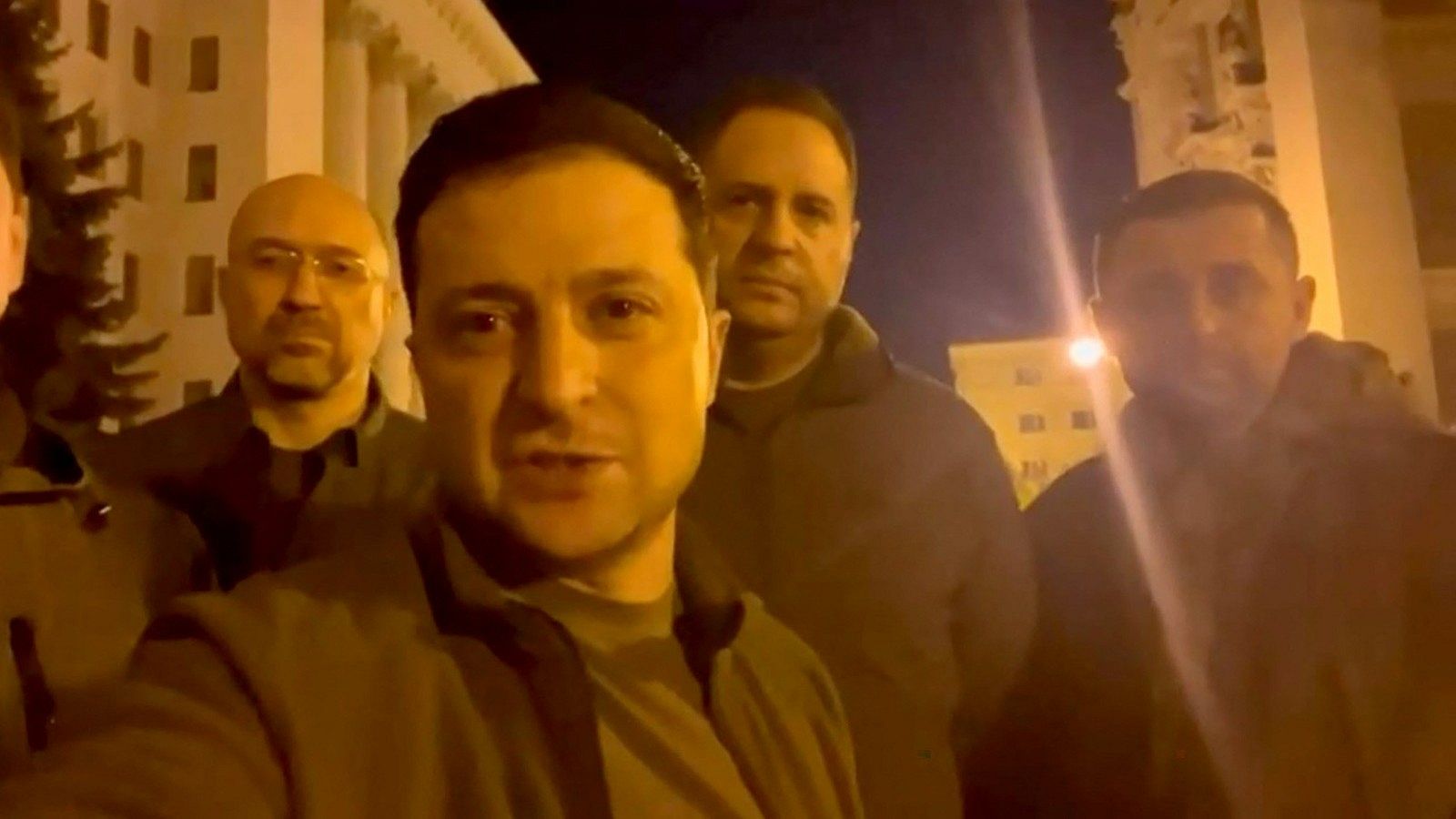 Zelenski reaparece en las calles de Kiev: "El presidente está aquí"