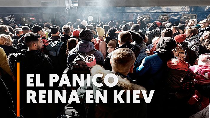 La población trata de huir de Kiev ante la invasión rusa
