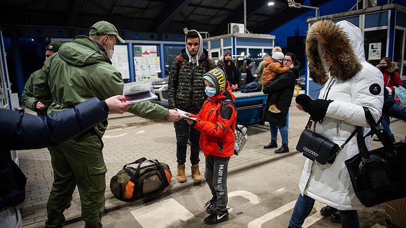 Éxodo masivo de refugiados hacia los países vecinos de Ucrania | Ver
