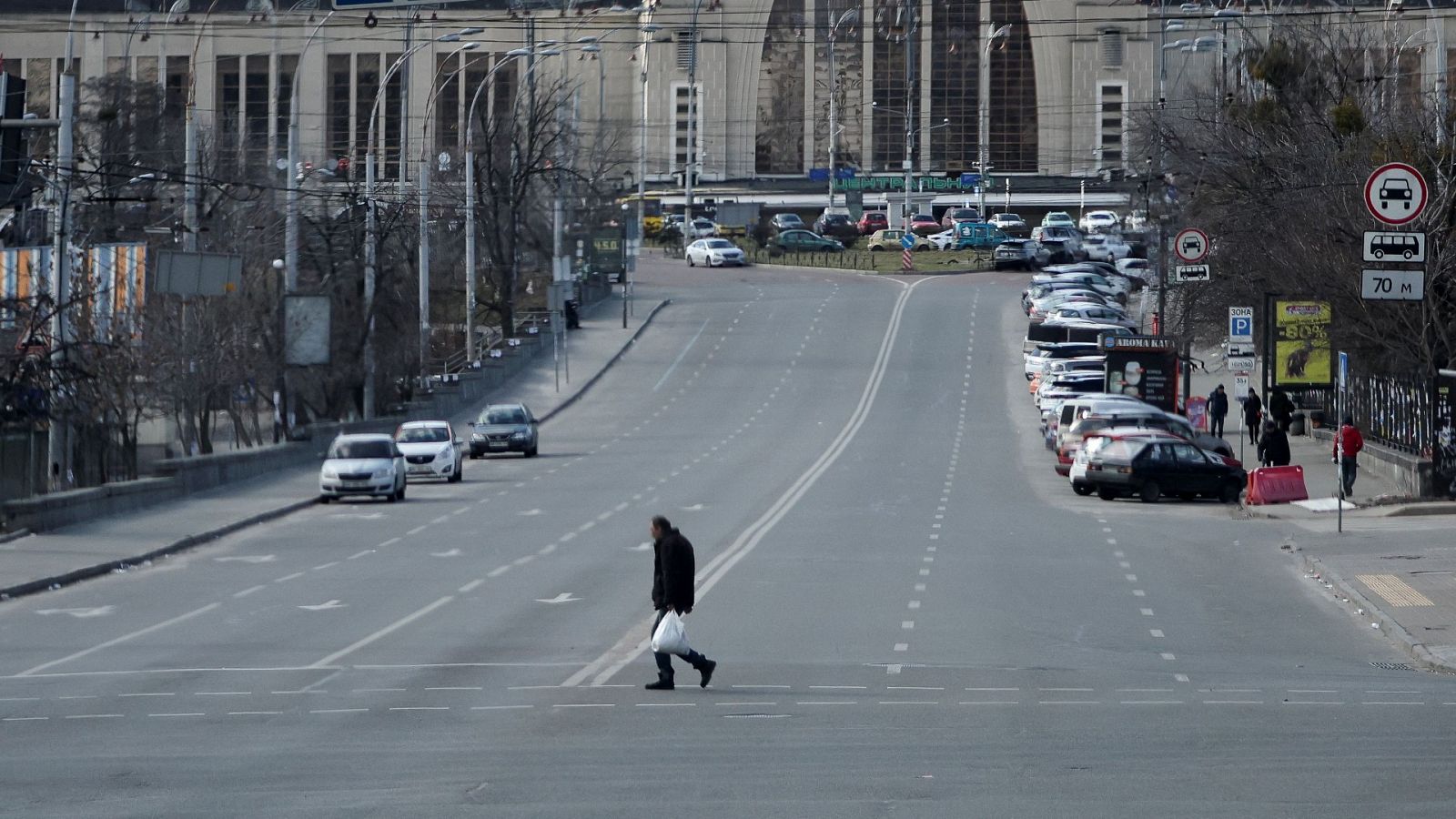 Guerra en Ucrania: Kiev resiste en la cuarta noche de asedio ruso