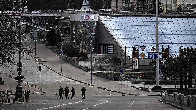 Militares y milicianos plantan cara en Kiev a las tropas rusas