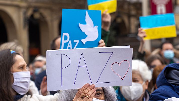 Miles de personas se han manifestado en varias ciudades españolas en apoyo a Ucrania