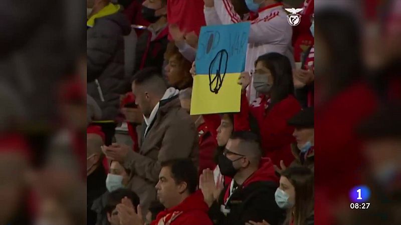 El futbolista ucraniano Yaremchuk rompe a llorar ovacionado por el público del Benfica 