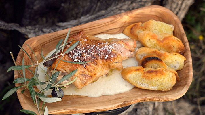 Cordero con crema de ajos confitados