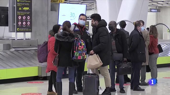 L'Informatiu - Un centenar d'espanyols aterren a Barajas després de fugir d'Ucraïna
