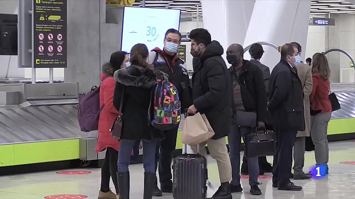 Un centenar d'espanyols aterren a Barajas després de fugir d'Ucraïna