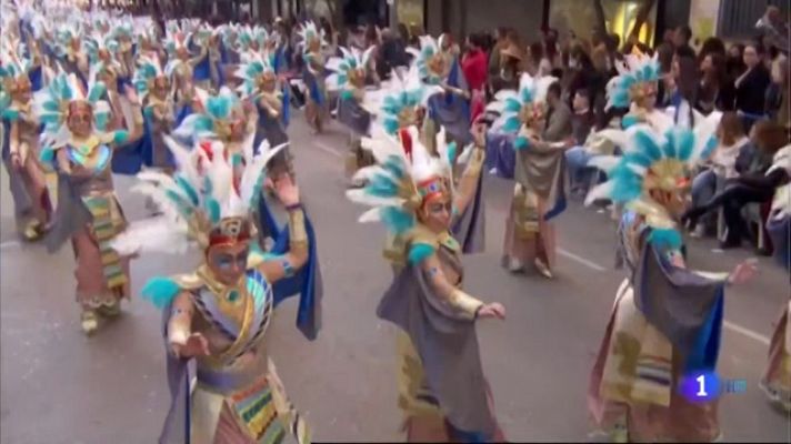 Badajoz estrena sello internacional con su desfile de comparsas