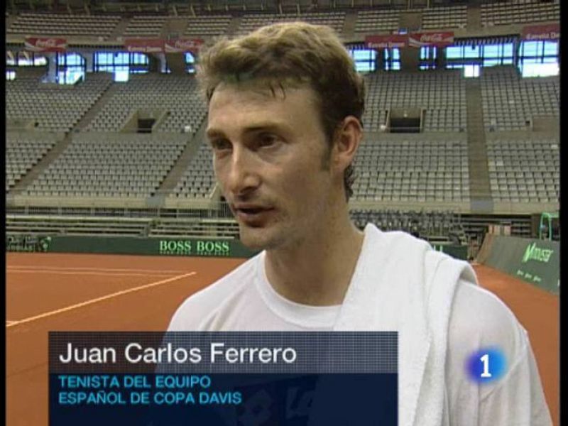 Rafa Nadal y Juan Carlos Ferrero han sido los primeros integrantes del equipo español de Copa Davis que han probado la pista del Palau Sant Jordi, donde se disputa la final de la competición contra la República Checa. 