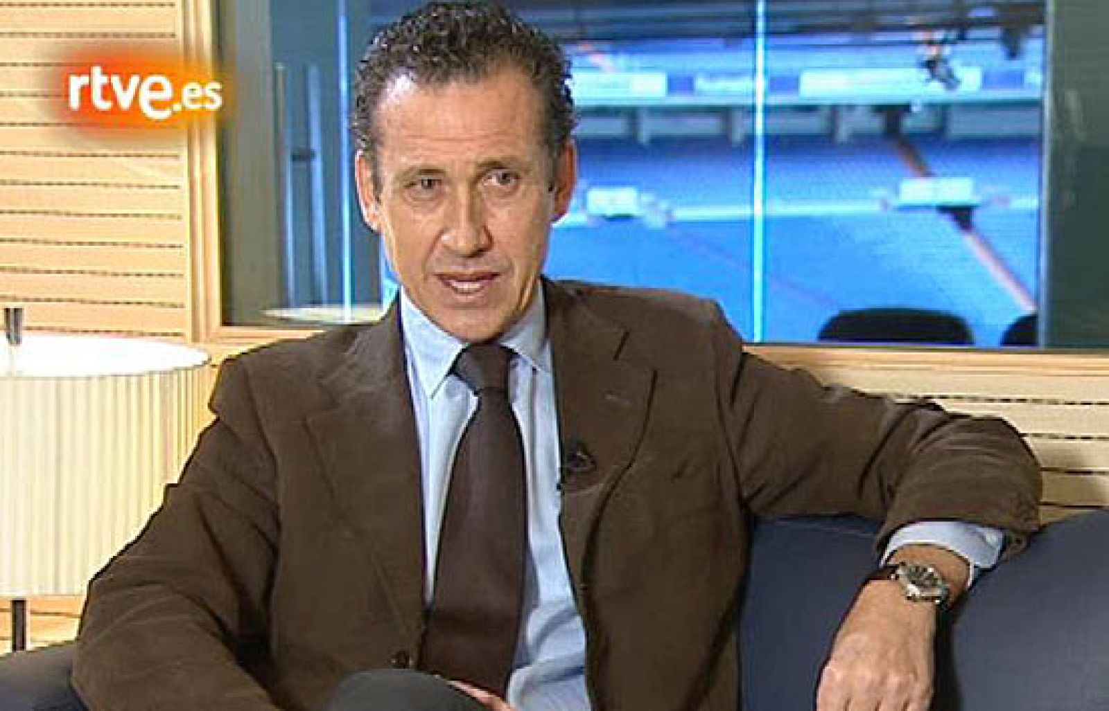 El director general del Real Madrid, Jorge Valdano, ha analizado, en una entrevista en exclusiva a TVE, el partido ante el Barcelona, del que, según Valdano, salen reforzados ya que han demostrado "estar preparados para las grandes ocasiones".