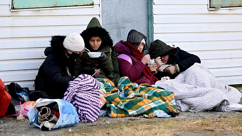 Flujo constante de migrantes desde la frontera: medio millón de personas han abandonado Ucrania