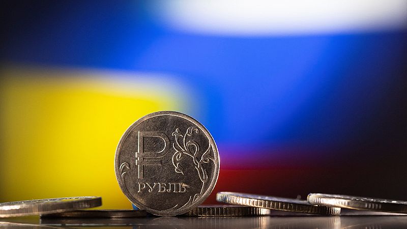 El rublo sufre una caída histórica de casi un 30% tras las nuevas sanciones a Rusia