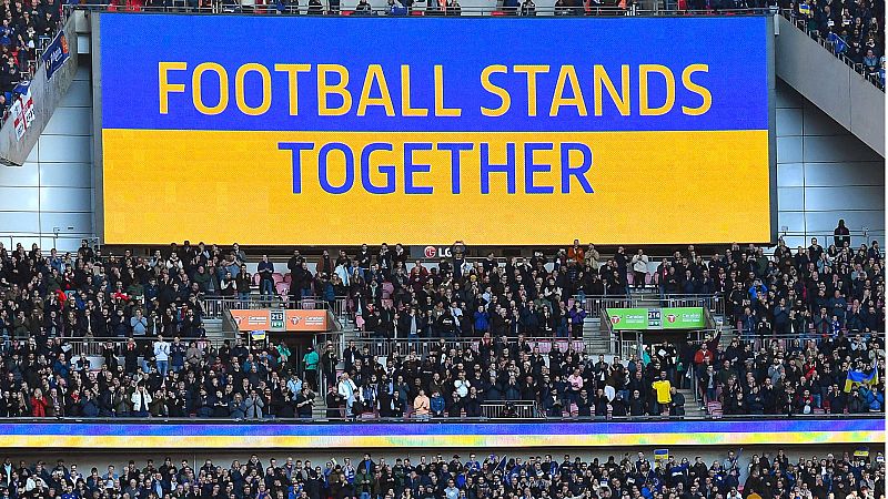 La FIFA y la UEFA excluyen a los equipos rusos por la invasión de Ucrania -- Ver ahora