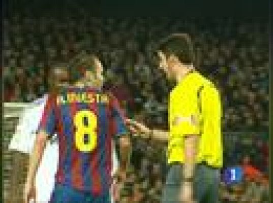 El 'roce' de Iniesta y Ronaldo