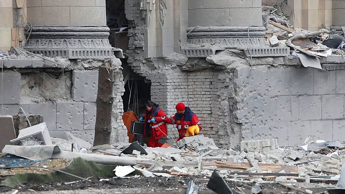  - Los equipos de emergencias entran en el edificio del gobierno local atacado en Járkov