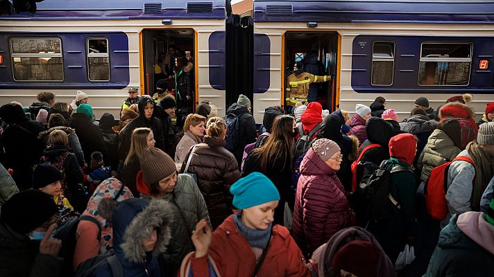 Los trenes llegan a Polonia con refugiados y vuelven con combatientes y ayuda humanitaria