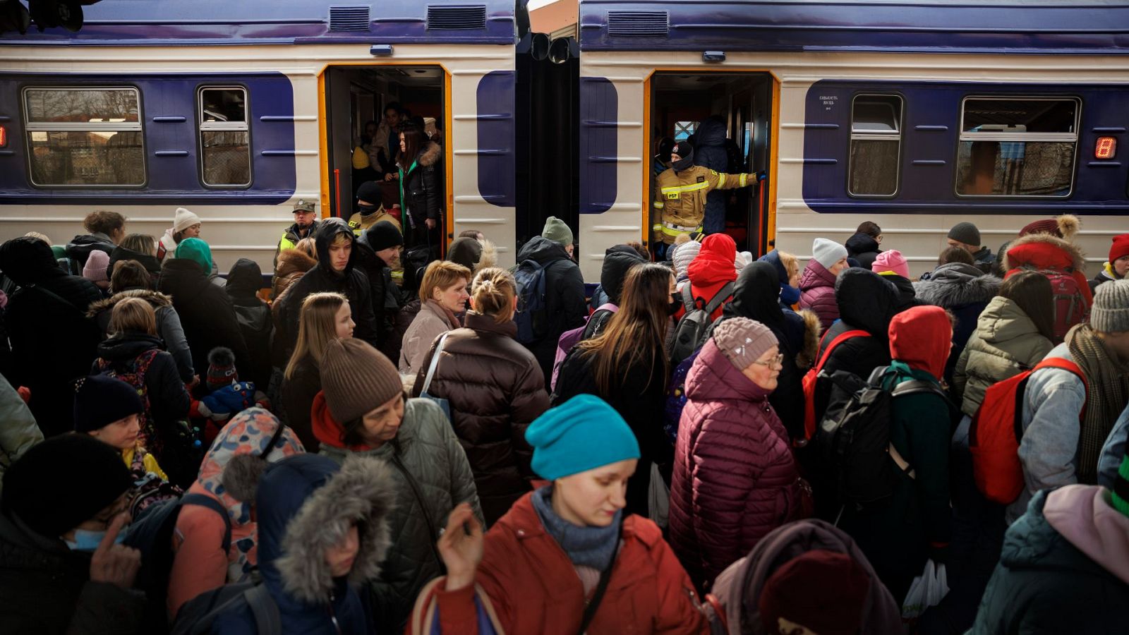 Los trenes llegan a Polonia con refugiados y vuelven con combatientes y ayuda humanitaria