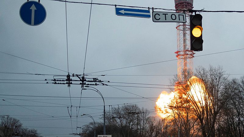 Rusia bombardea la torre de comunicación de Kiev en una ofensiva y llama a la evacuación de civiles