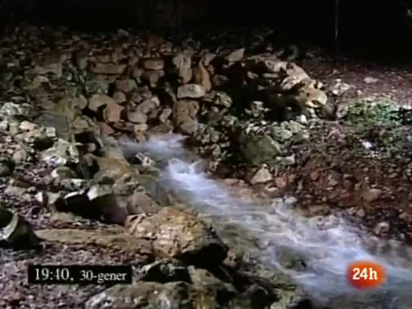 El espectáculo del 'sifón natural' de las Fonts de Ufanes - Ciencia y tecnología en Rtve.es | Ver