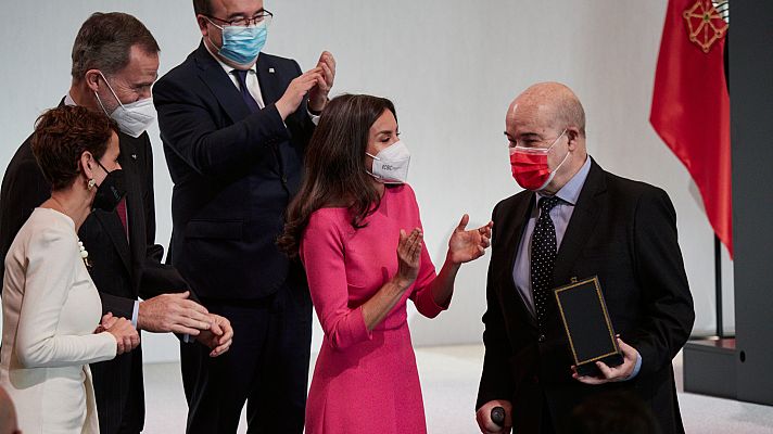 Antonio Resines recibe emocionado una de las medallas de Bellas Artes de 2020