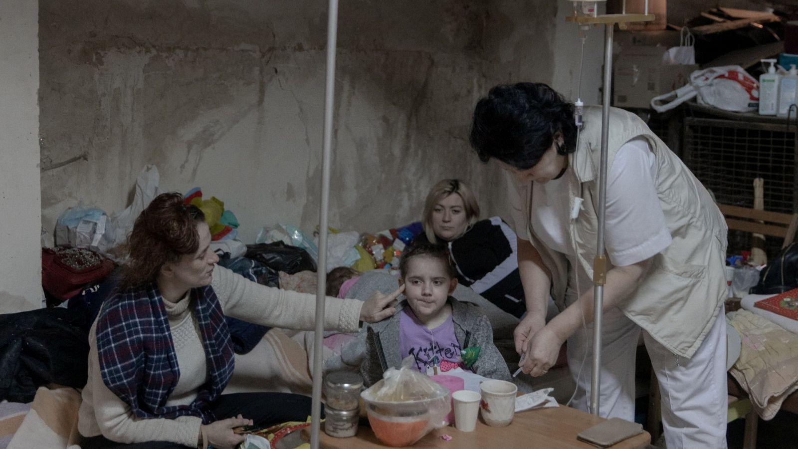 Un hospital en la ciudad de Zaporiyia prepara los sótanos para refugiar a los enfermos en caso de ataque