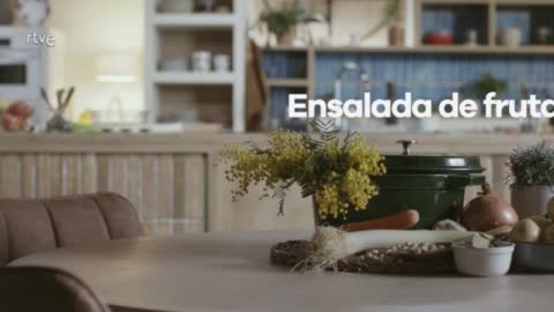 receta de ensalada de frutas y crema con hierbas aromáticas