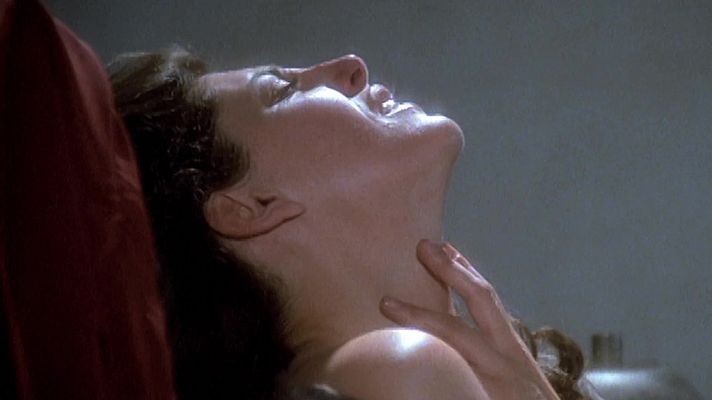 Los gozos y las sombras - Charo López en la escena más tórrida de 'Los gozos y las sombras'