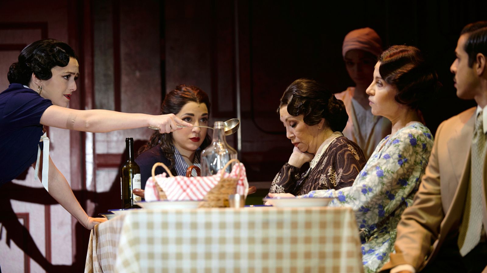 'El tiempo entre costuras' se convierte en musical con vestuario de Lorenzo Caprile