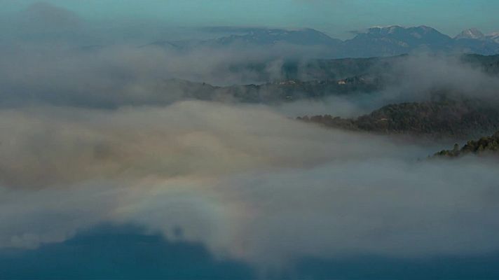 Nevadas en los sistemas montañosos peninsulares. Probabilidad de precipitaciones localmente fuertes en el oeste de Galicia al principio y persistentes en el área cantábrica