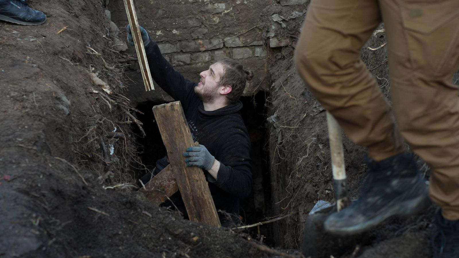 A ocho días de la guerra en Ucrania los vecinos huyen de Kiev