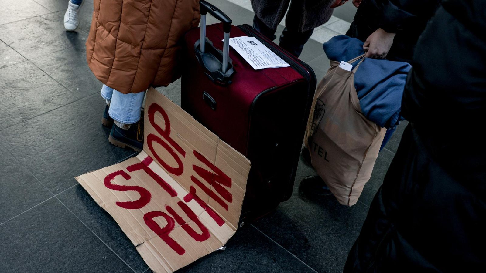 La estación de tren de Berlín se vuelvca con los refugiados | Ver