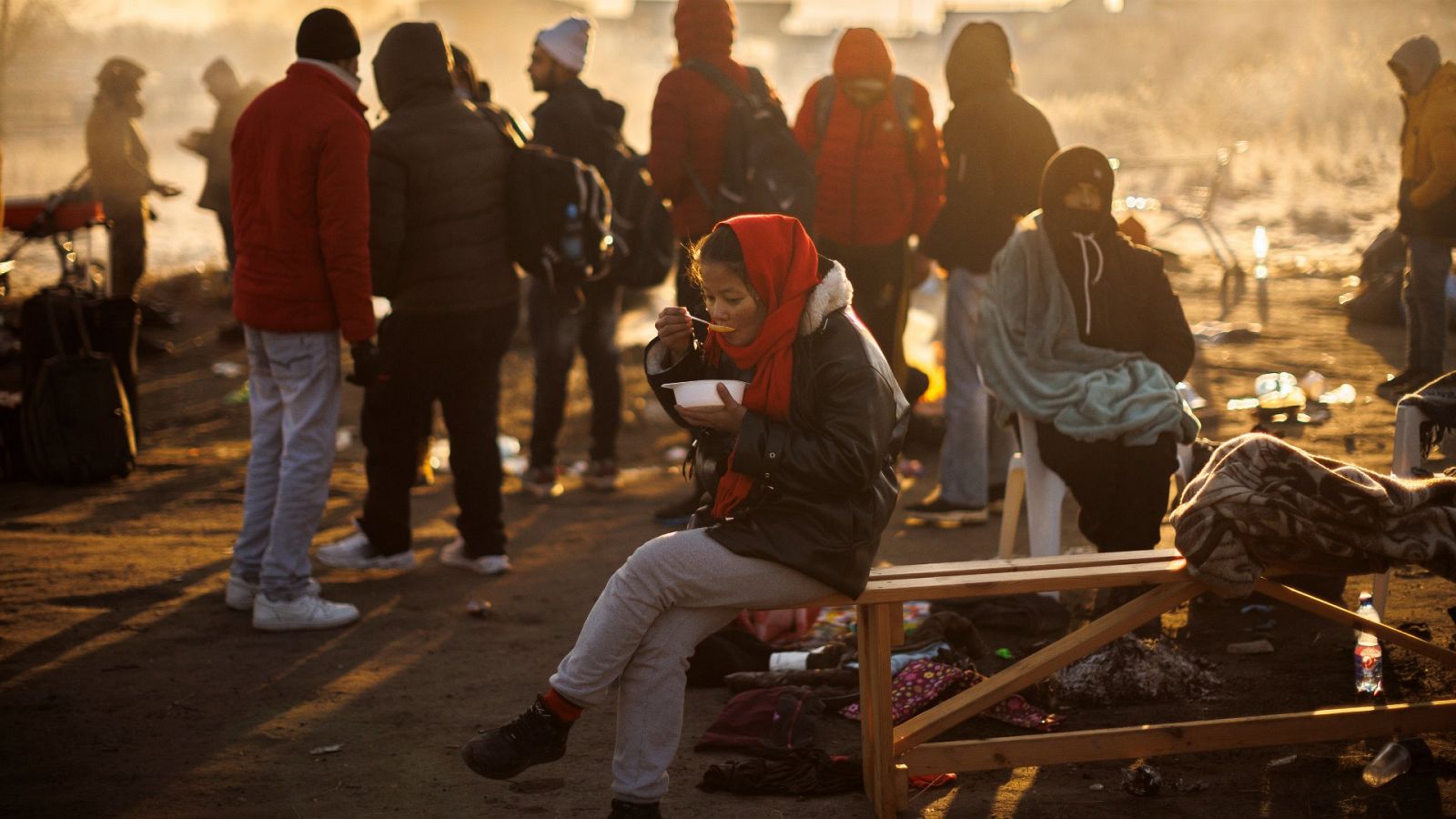 Los refugiados reciben ayuda en la frontera con Ucrania