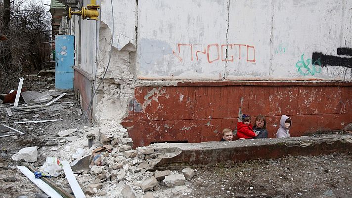 Telediario 2 - Cortes de luz, toques de queda y fuerte presencial policial: ¿cómo es vivir en guerra?