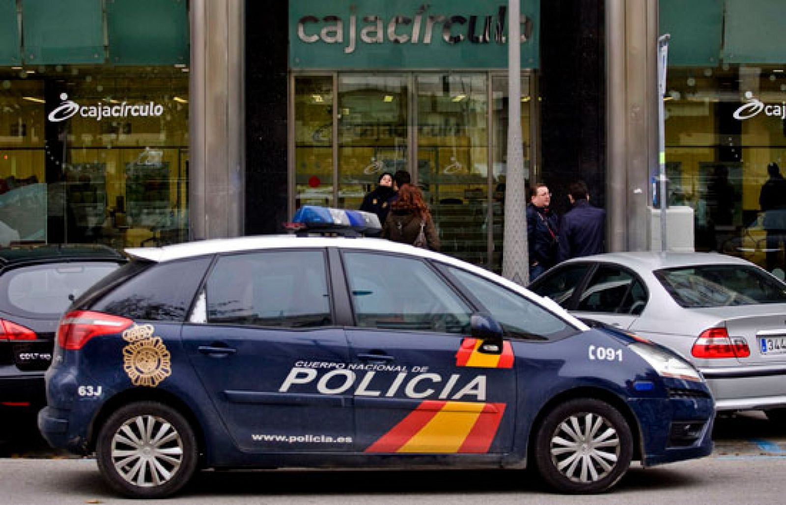 Atraco en la sede central de Caja Círculo en Burgos | Ver
