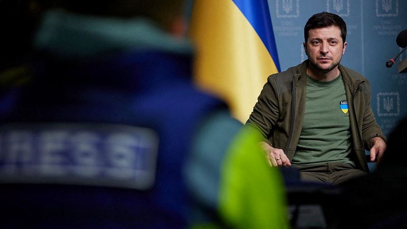 La semana de Zelenski, de ser ridiculizado por Rusia a revelarse como un líder en Ucrania