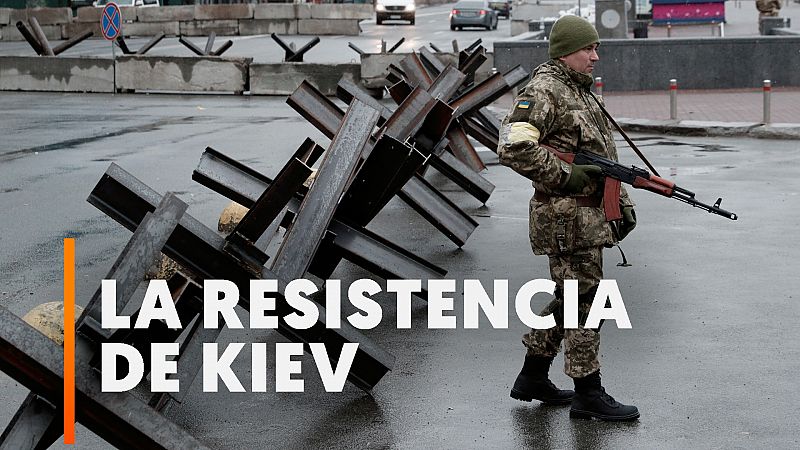 Civiles ucranianos preparan barricadas y trincheras para defender Kiev de los ataques de Rusia