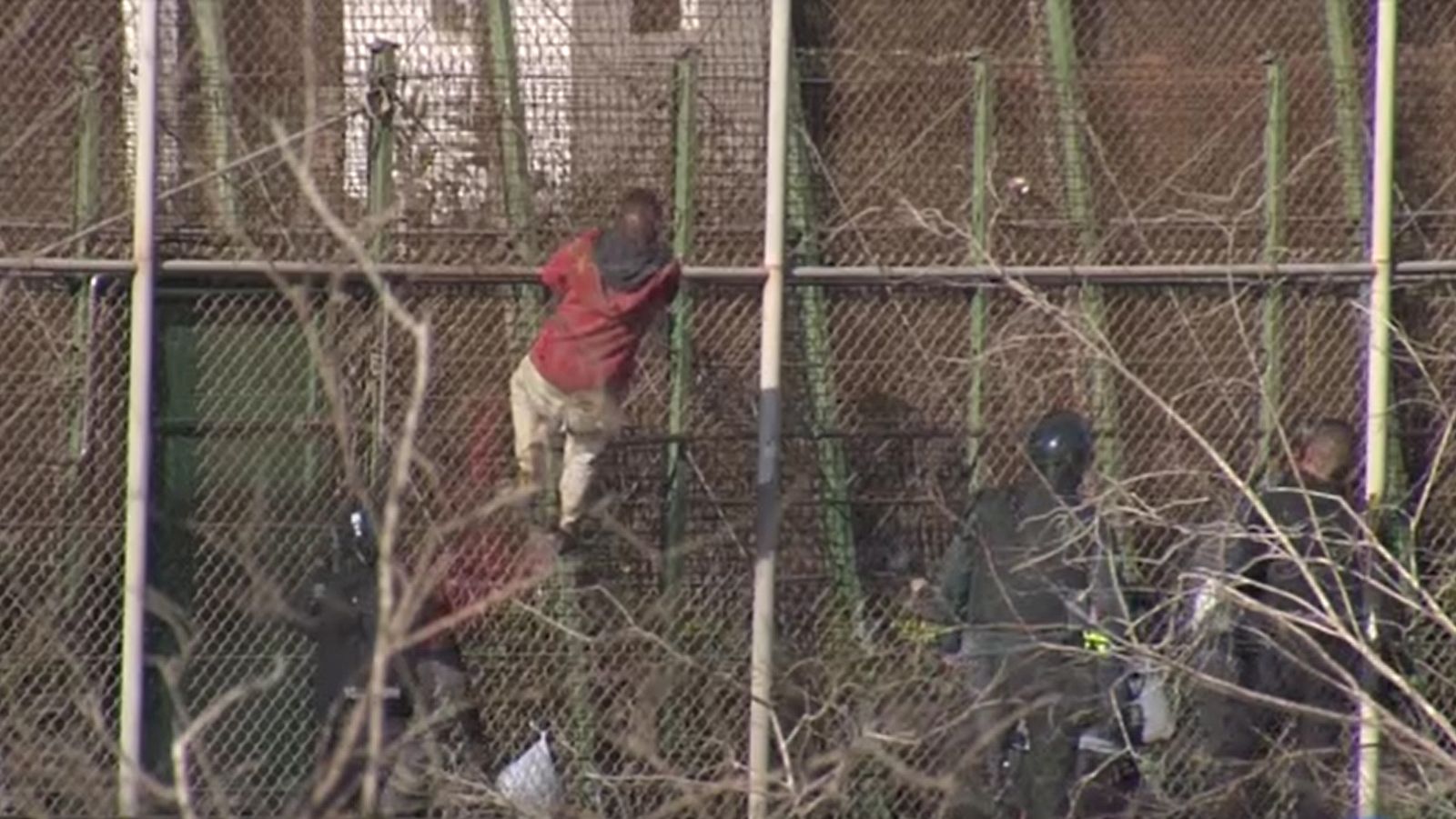 Varios agentes golpean a un migrante al bajar la valla fronteriza en Melilla