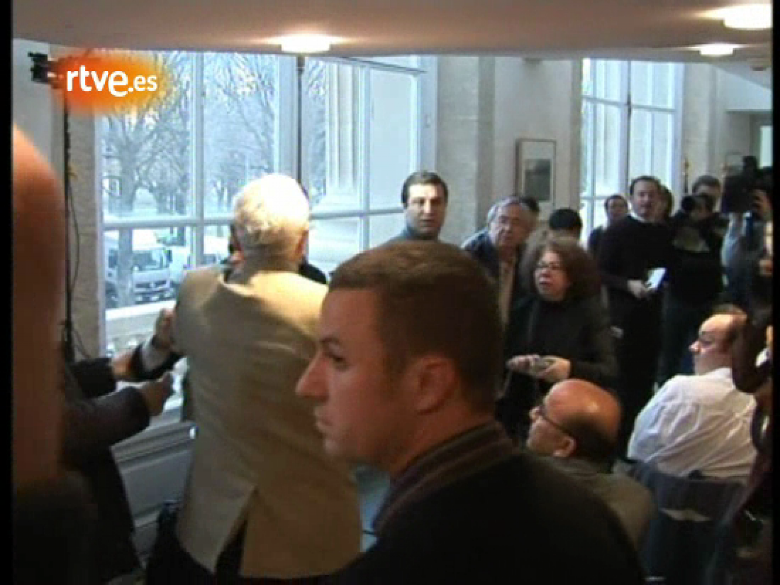 Atacan al periodista iraquí que lanzó un zapato a Bush con sus propias armas | Ver