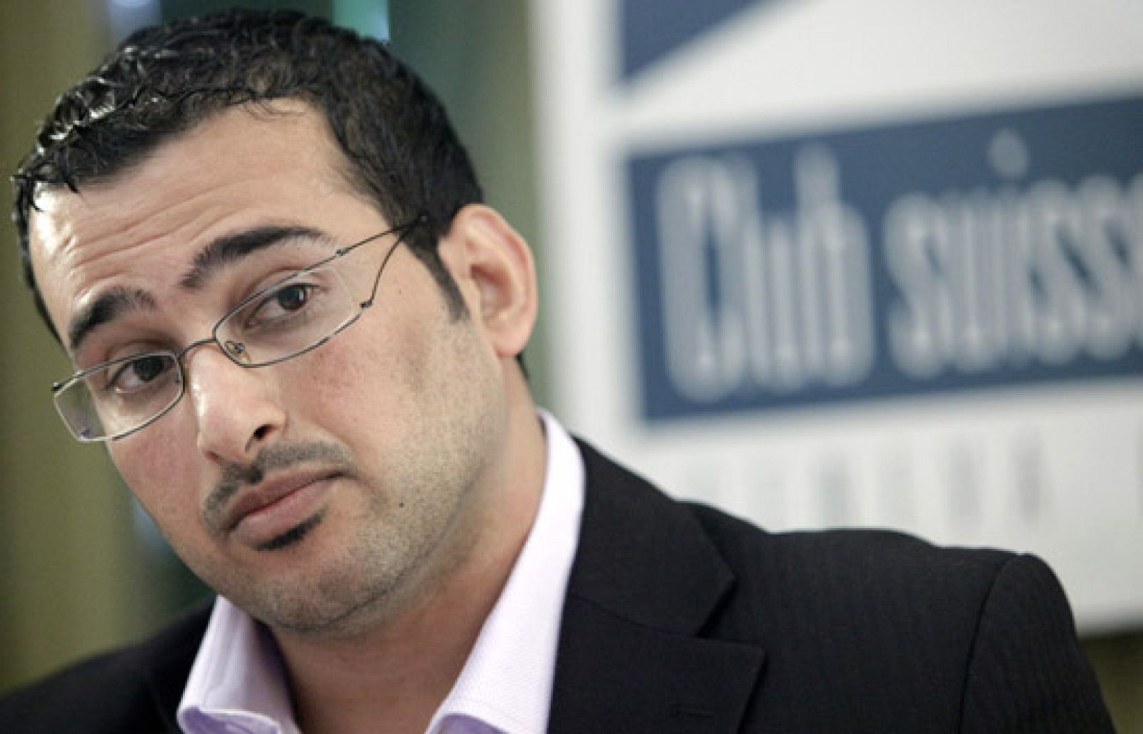 El periodista iraquí encarcelado por lanzar sus zapatos contra el ex presidente de Estados Unidos George Bush, Muntazer al Zaidi, probó este martes de su propia medicina durante una conferencia en París en la que se convirtió en blanco de un ataque también con calzado.