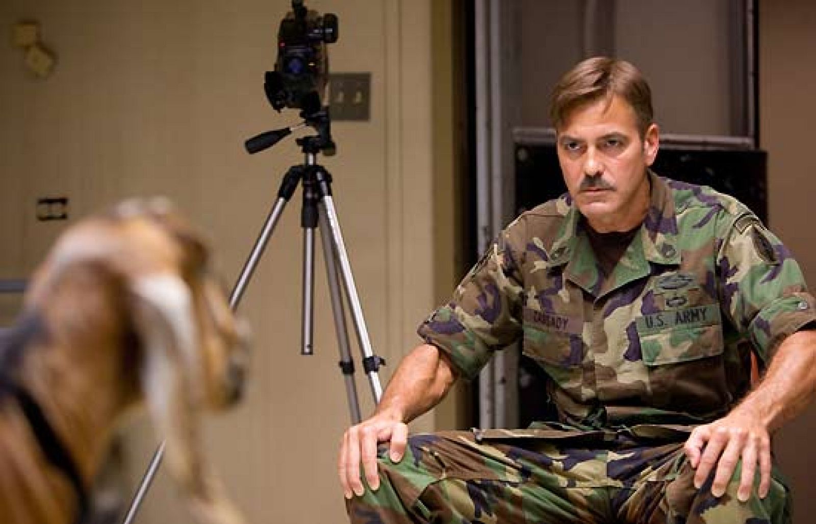 Ewan McGregor, George Clooney y Jeff Bridges protagonizan una historia de humor sobre una unidad militar experimental norteamericana. Se trata de una legión de 'Guerreros Monje' que posee una serie de poderes sin parangón, tales como leer la mente del enemigo, atravesar paredes o incluso matar una cabra con tan sólo mirarla fijamente.