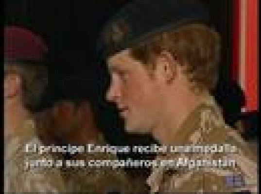  - Condecoran al príncipe Enrique