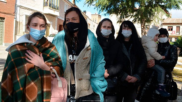 Paredes de Nava (Palencia) recibe entre  aplausos al convoy con los once refugiados