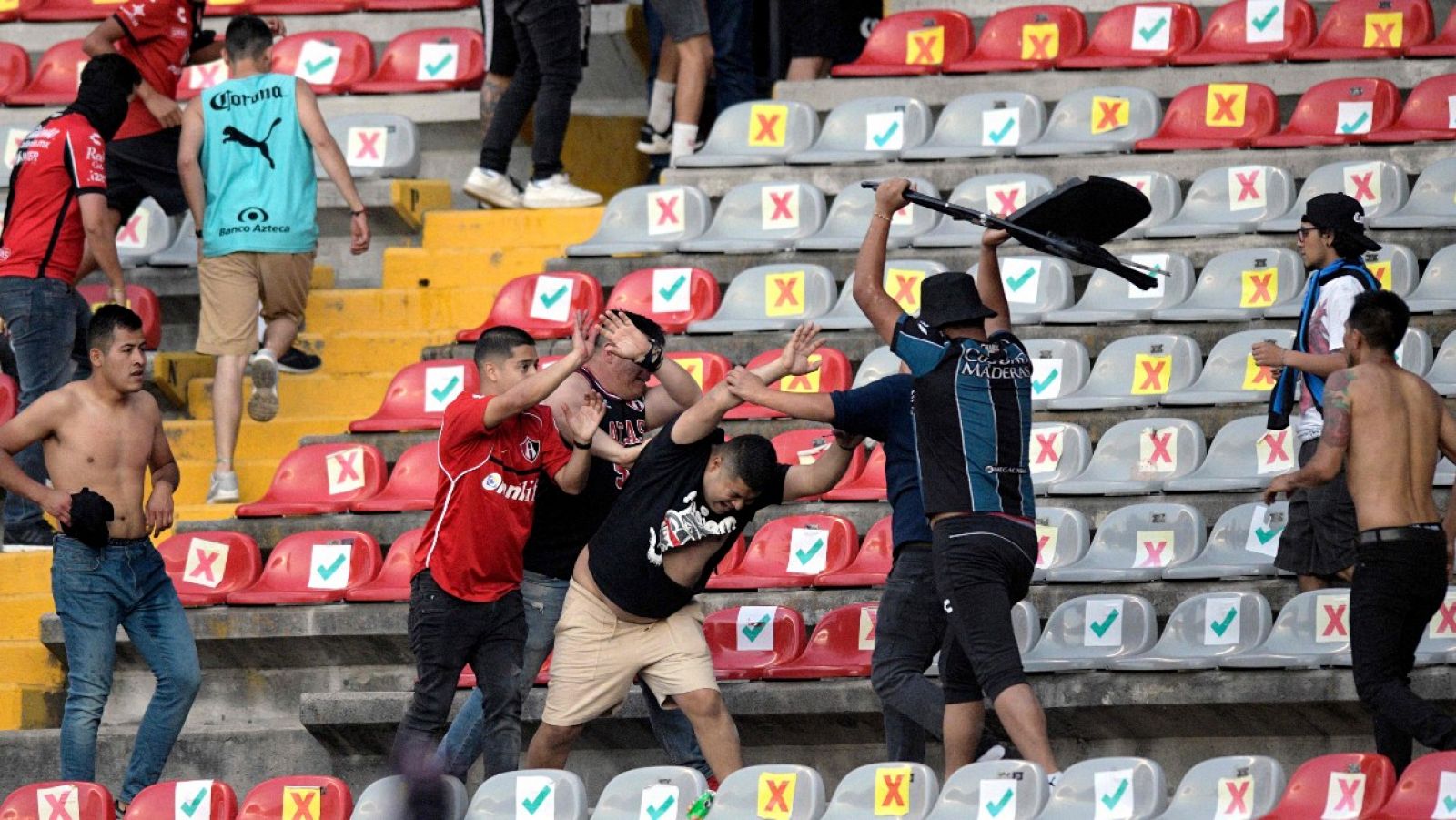 Batalla campal entre hinchas de fútbol en México