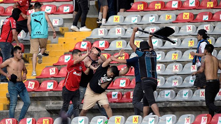 Una batalla campal entre hinchas del Querétaro y el Atlas conmociona México