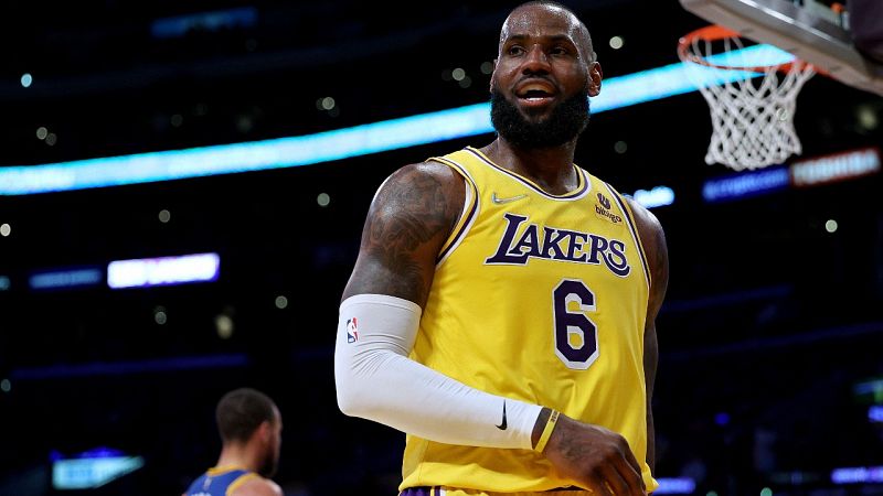 Un LeBron James histórico resucita a los Lakers con 56 puntos