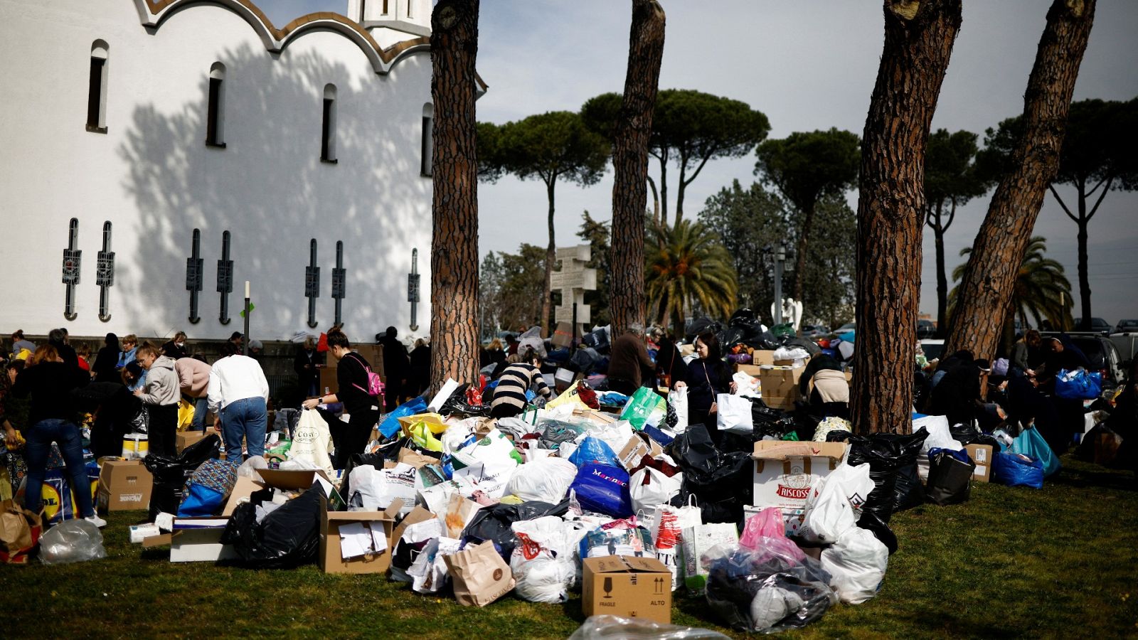 Una iglesia de Roma, centro logístico de ayuda para Ucrania