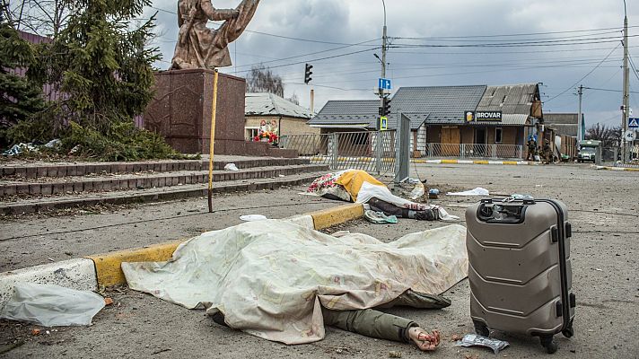 La hora de La 1 - Rusia bombardea Irpin durante la evacuación de civiles que huyen de la guerra