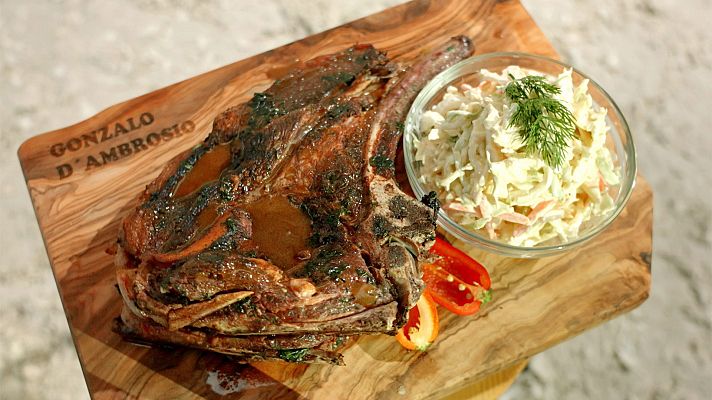 Búfalo con ensalada de col de invierno