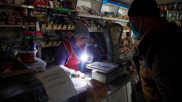 Las autoridades ucranianas denuncian que más de 900 localidades no tienen luz, calefacción o agua