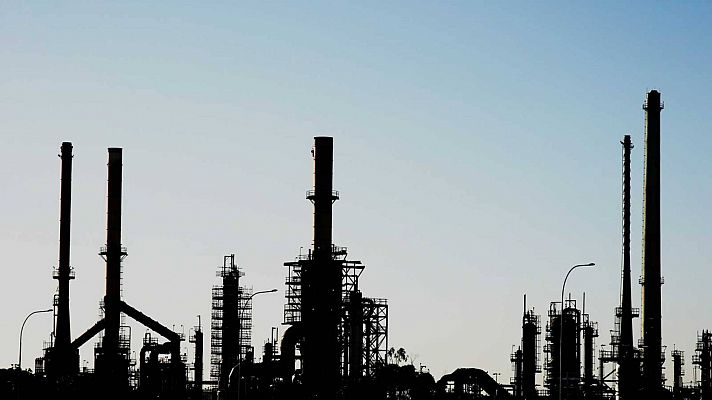 La UE y EE.UU. estudian vetar el petróleo ruso y el barril de Brent se dispara a máximos